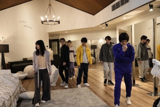 在大雪封閉的山莊裡劇迷小鴨